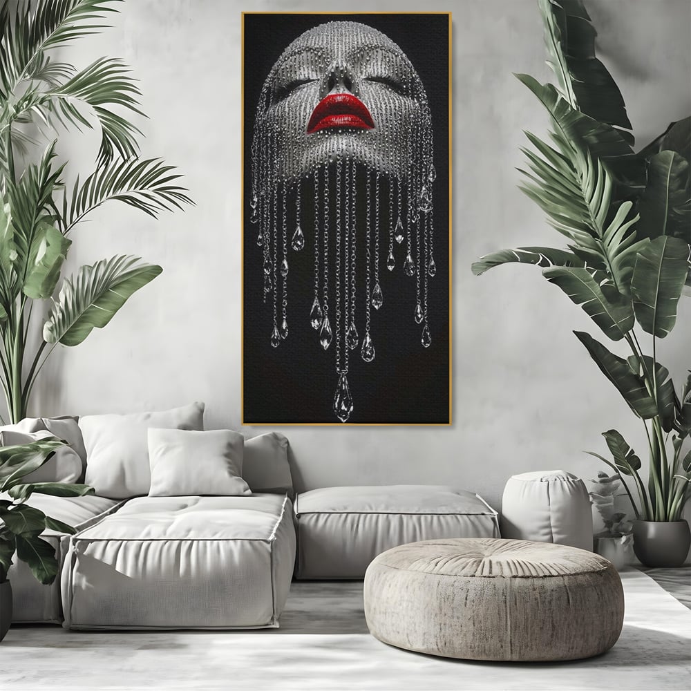 Tablou canvas cu tablou portret femeie cu cristale si buze rosii, in rama de aluminiu auriu, pe perete intr-un living